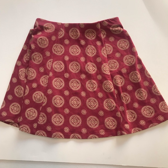 Mid-Length Maroon Skirt With Gold Design S - Picture 2 of 3